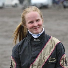 Tamara Skutnabb pitää tallia Östersundin radalla. Toistaiseksi hänellä on kahdeksan valmennettavaa, ja lisääkin mahtuisi.
