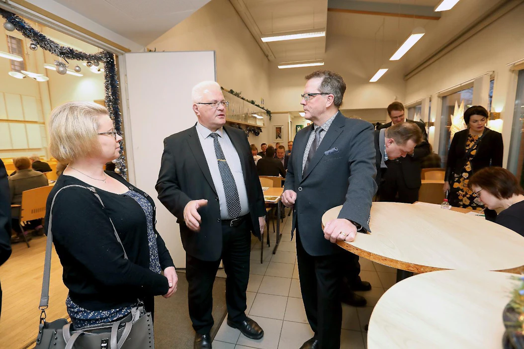 Huittislainen Anne Kangasvuori-Hosike (vasemmalla), Mauno Ylinen Kauhavalta ja Ilkka Markkula Ulvilasta keskustelivat torstaina ennen Satakunnan maataloustuottajien liiton kokouksen alkua.