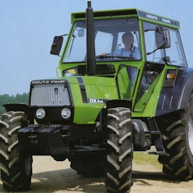 Suomeen myytiin kolmea Deutz DX 4 -mallisarjan traktoria, joista kaksi on nelivetoista ja yksi takavetoinen. Niissä on nelisylinterinen moottori, jonka teho on vapaasti hengittävässä DX 4.30 mallissa (neli- ja takaveto) 75 hv (neli- ja takaveto) ja 90 hv nelivetoisessa, turbo moottorilla varustetussa 4.70.