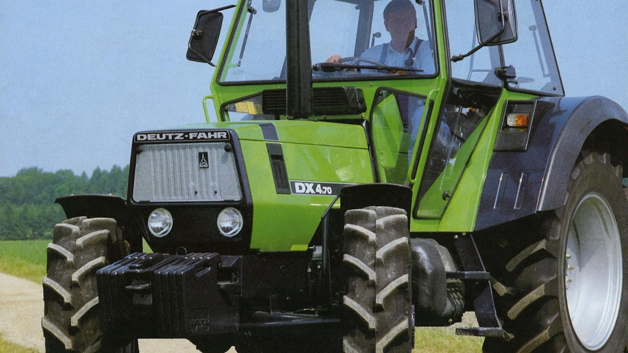 Suomeen myytiin kolmea Deutz DX 4 -mallisarjan traktoria, joista kaksi on nelivetoista ja yksi takavetoinen. Niissä on nelisylinterinen moottori, jonka teho on vapaasti hengittävässä DX 4.30 mallissa (neli- ja takaveto) 75 hv (neli- ja takaveto) ja 90 hv nelivetoisessa, turbo moottorilla varustetussa 4.70.