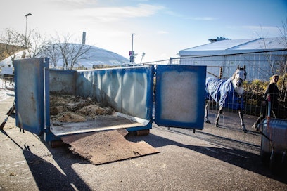 Horse Show'n hevosenlanta otetaan talteen ja toimitetaan poltettavaksi.