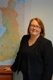 Tieyhdistyksen uusi toimitusjohtaja Nina Raitanen aloitti yhdistyksen palveluksessa viime syksynä. Hänellä on aikaisempien tehtävien ansiosta vahva tausta ja osaaminen niin tietekniikassa, tutkimus- ja tuotekehityksessä kuin alan opetustyössäkin.
