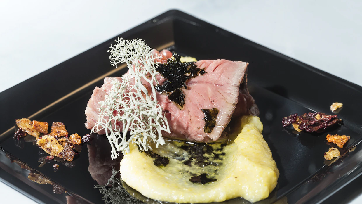 Ruuan ulkonäöllä voi leikitellä, ja äärimmilleen ruuan visuaalisuus on viety fine dining -ravintoloissa. Kuvan annos ei liity juttuun.