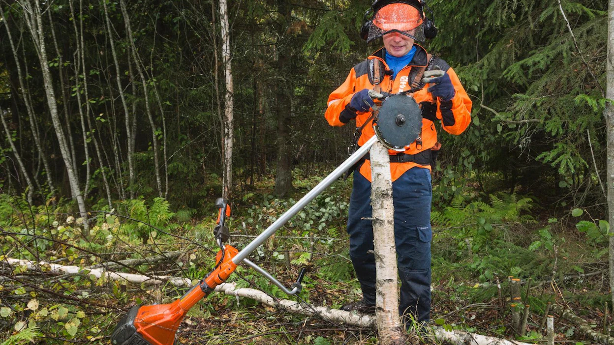 Metsuri Pasi Salmi tekee kannosta viilauspukin, jos raivaussahan terä vaatii teroitusta kesken metsätöiden.