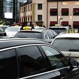 Traficomin määräyksen mukaan taksihinnaston tulee näkyä asiakkaalle auton oikealla puolella. Hinnaston koko, ulkoasu ja symbolit on tarkkaan määritetty.