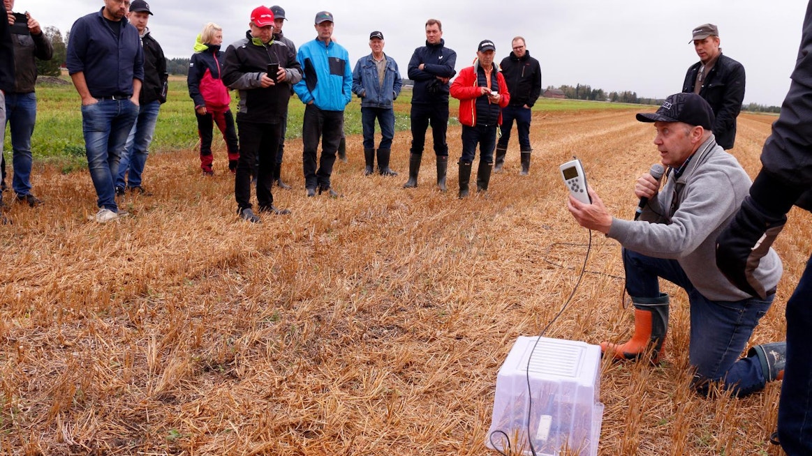 Jussi Knaapi mittasi maasta vapautuvaa hiilidioksidia viikko sitten viljelymenetelmäkokeen kentällä Loimaalla. Sänkipellon päästö oli olematon pari viikkoa puinnin jälkeen.
