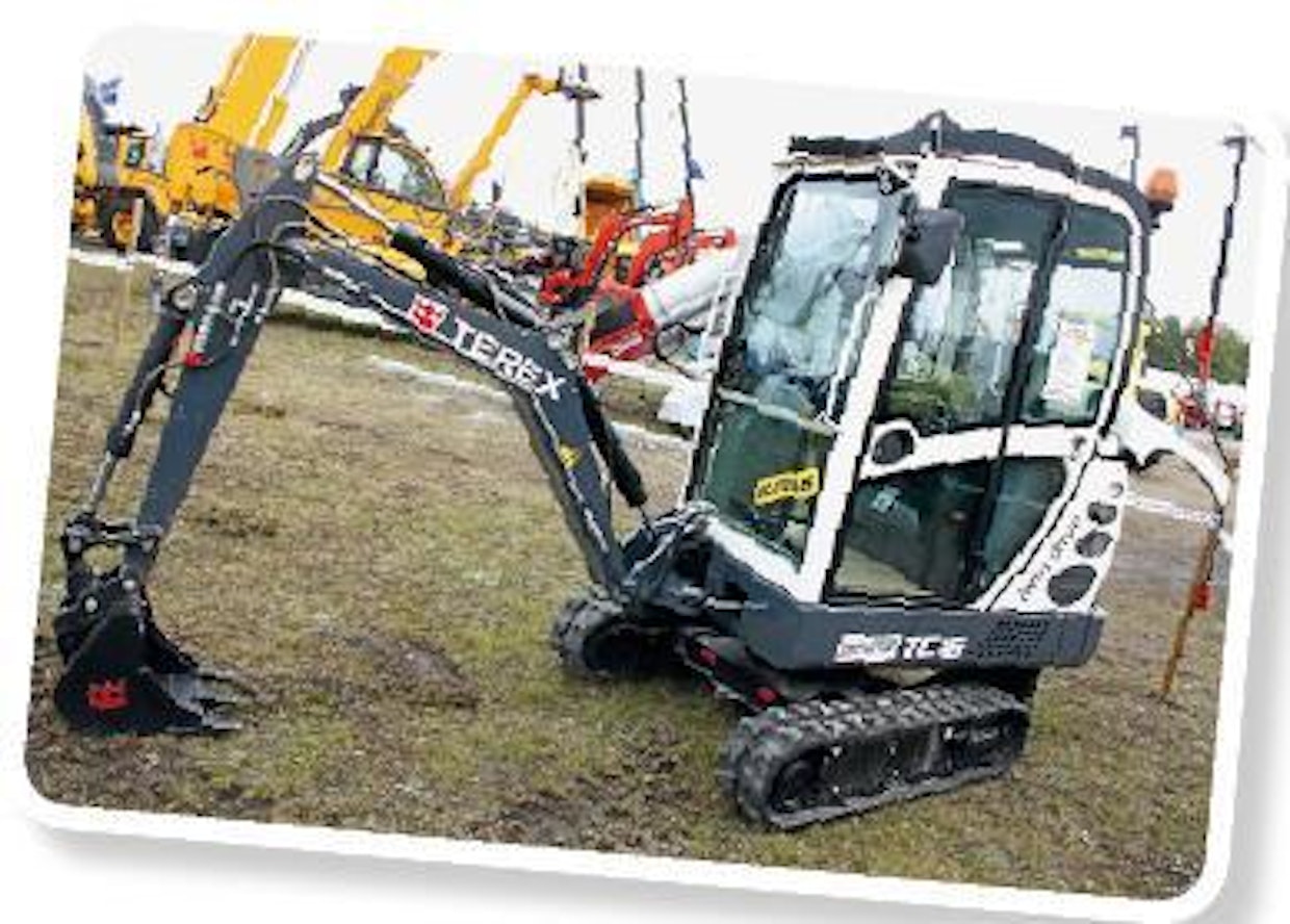 Fintractor esitteli myös TD16 sähkökäyttöisen minikaivukoneen, jossa voidaan valita joko sähkö- tai polttomoottoriajo. Voimanlähteinä toimivat 13,1 kW diesel ja 11 kW sähkömoottori. Sähkövoima otetaan johdon kautta, sillä erillistä akkujärjestelmää ei ole. Purkukäyttöön toimitetun koneen alavaunu on hydraulisesti säädettävä, lisähydrauliikkoja on kaksi ja niitä ohjataan sähköhydraulisesti ohjainkahvoista. Yksiosaisessa puomissa on pidempi, 1300 mm pituinen kaivuvarsi.