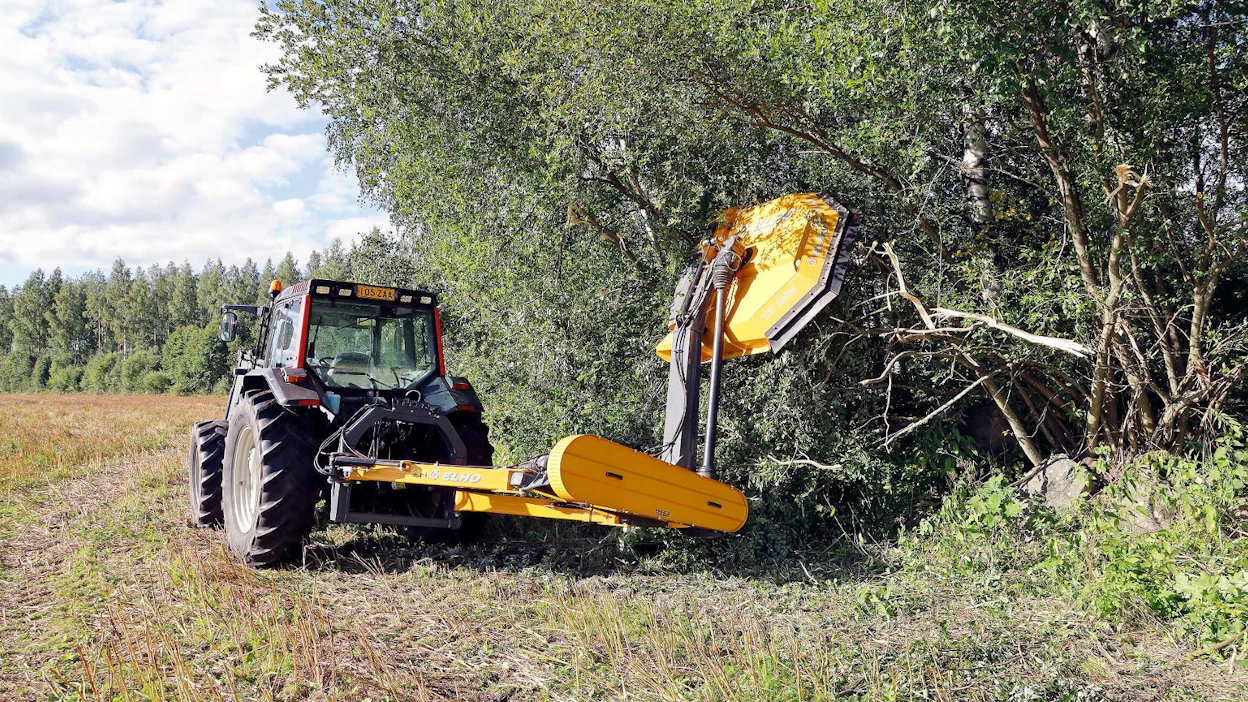 Elho Tornado 560:llä onnistuu murskaus myös murskainpään pystyasennossa. Kuljetuskorkeus on suunnilleen sama kuin kuvassa.
