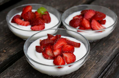 Tuoreista mansikoista ja piimästä valmistettu hyytelö on suomalainen versio panna cotasta.