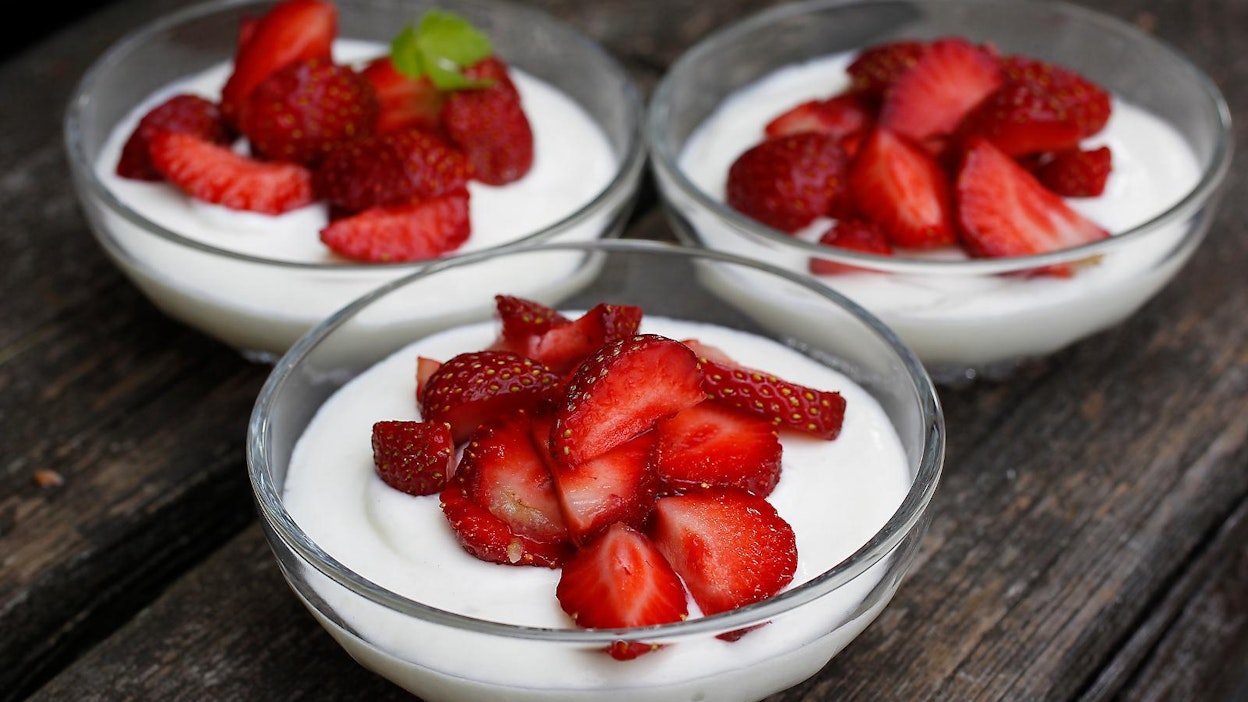 Tuoreista mansikoista ja piimästä valmistettu hyytelö on suomalainen versio panna cotasta.