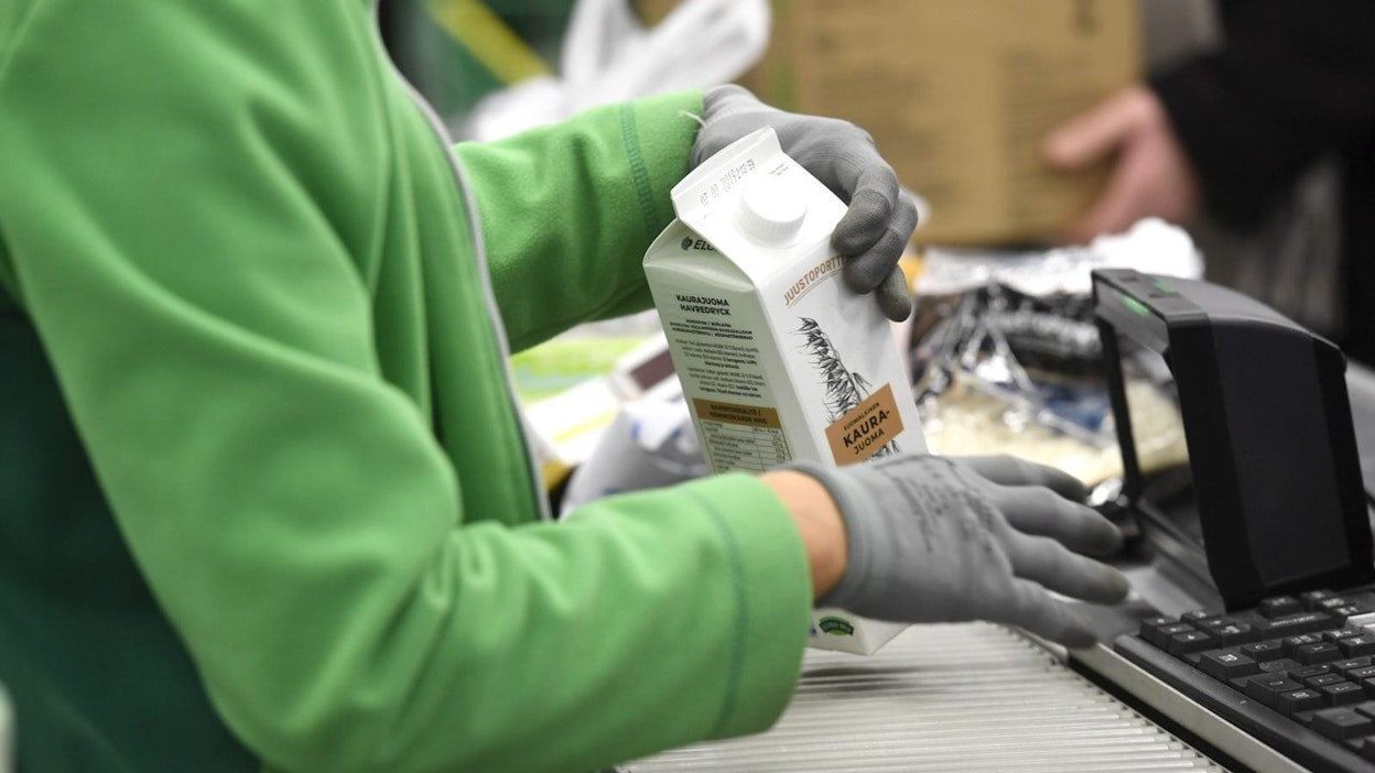 Yritykset toivovat valtiolta joustoja työnantajamaksuihin ja veroihin. LEHTIKUVA / HEIKKI SAUKKOMAA