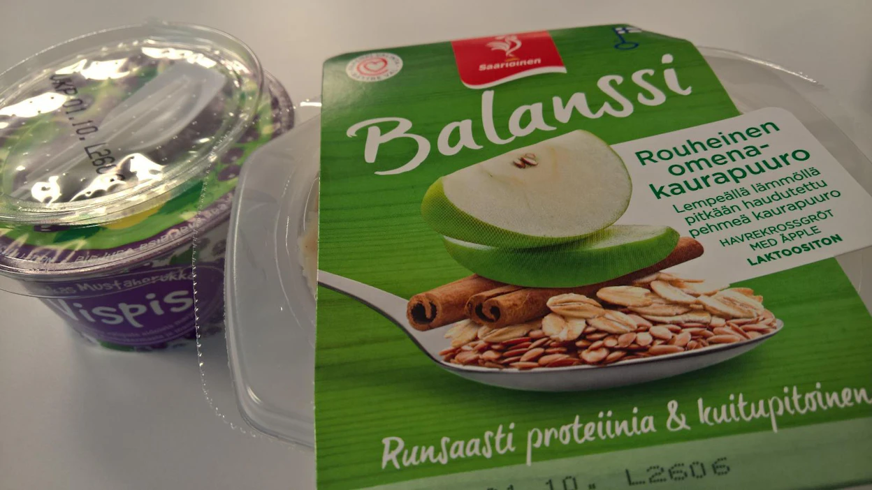 Helsingissä jaettiin torstaina junan tuomille Saarioisten Vispis-välipalaa ja Balanssi-kaurapuuroa.