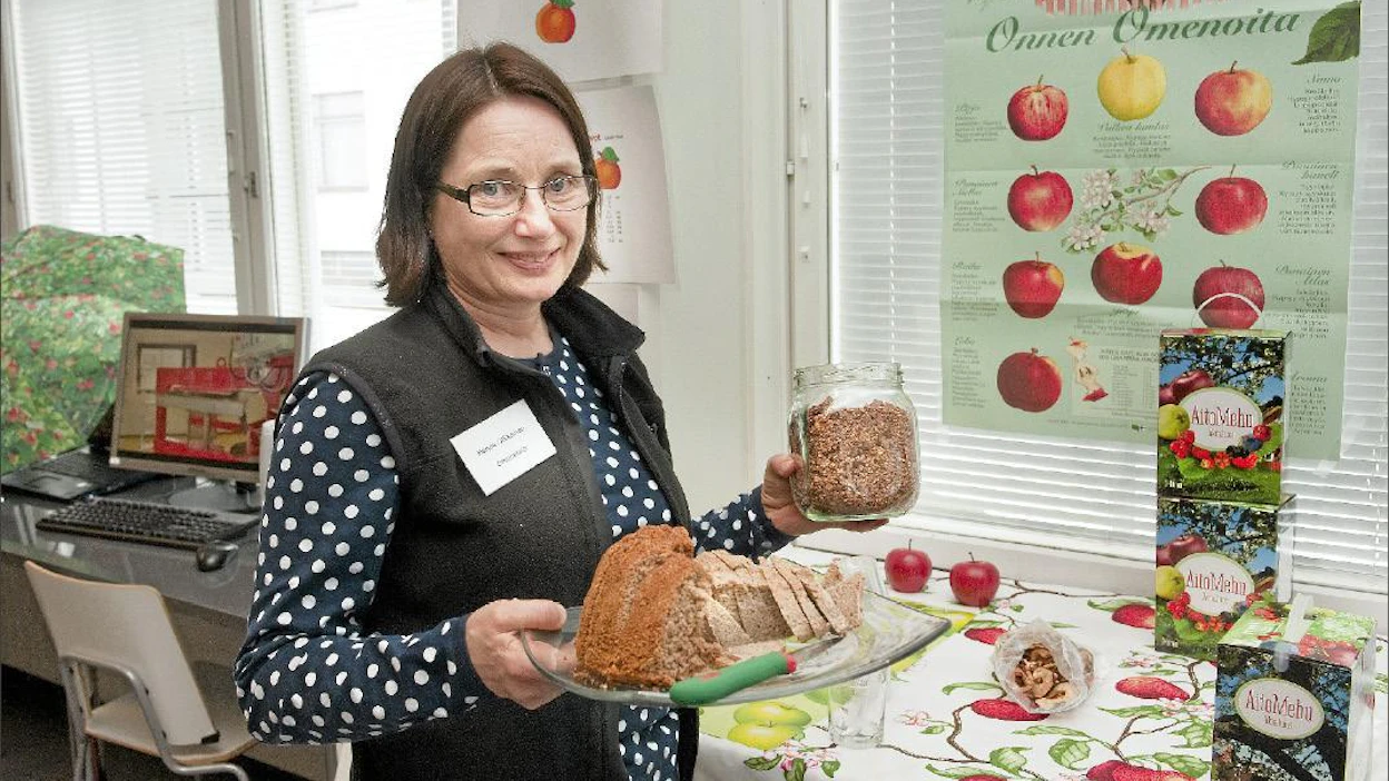 Hanna Ollikainen hyödyntää myös omenamehun puristuksessa syntyvän sivutuotteen. Omenarouhe maistuu puuron tai jugurtin kanssa, jauhe taas tuo mukavan vivahteen leivonnaisiin. Ari Nakari