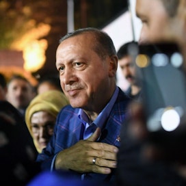 Erdogan oli ennakoinut, että kyllä-äänet voittaisivat selvemminkin. Lehtikuva/AFP