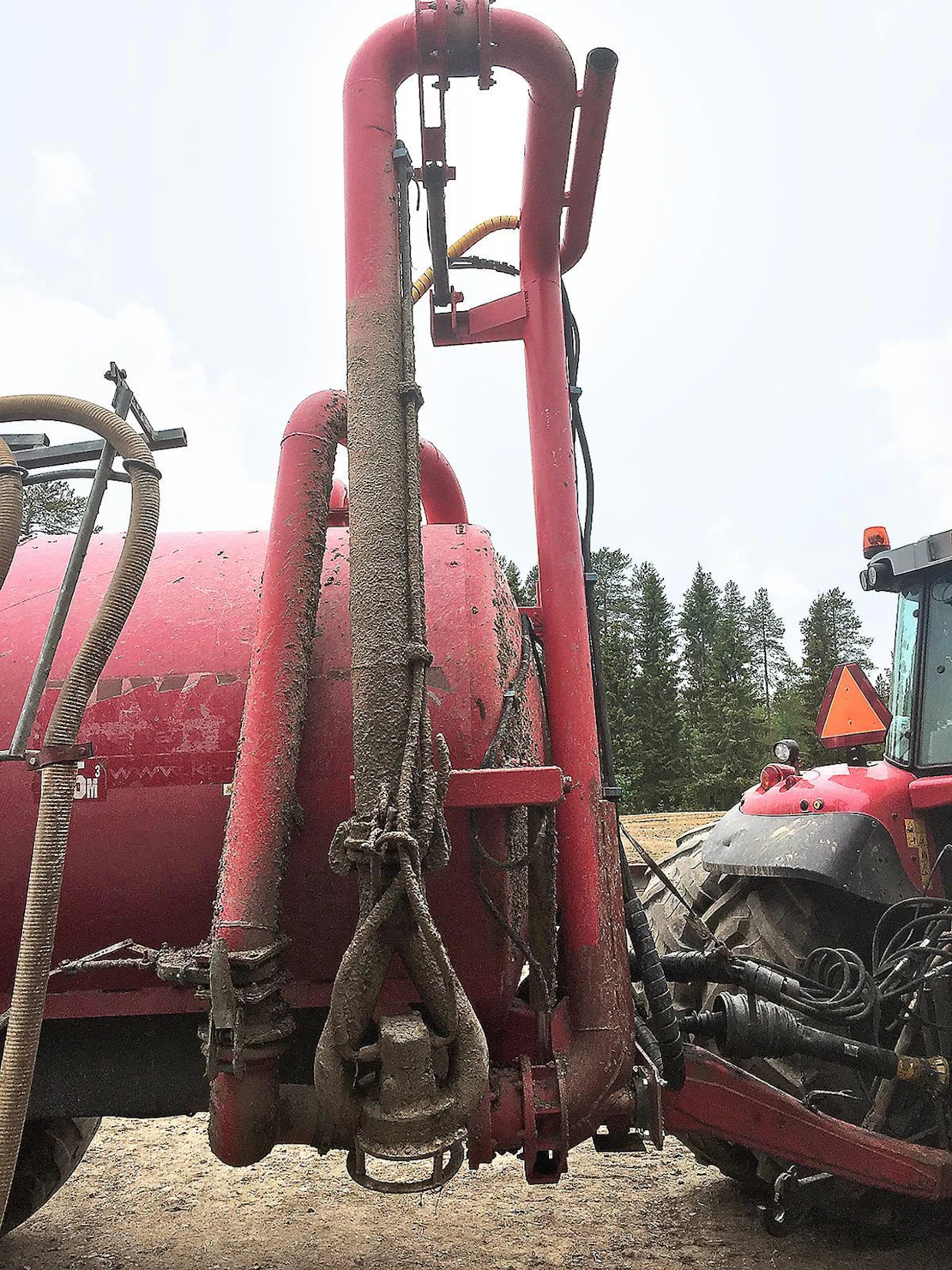 Kuormain on tehty 160 mm teräsputkesta, joka on niin jäykkää, että erillistä runkoa ei tarvita. Putkiston pituus on valittu siten, että 4 metrin kuljetuskorkeus ei ylety.