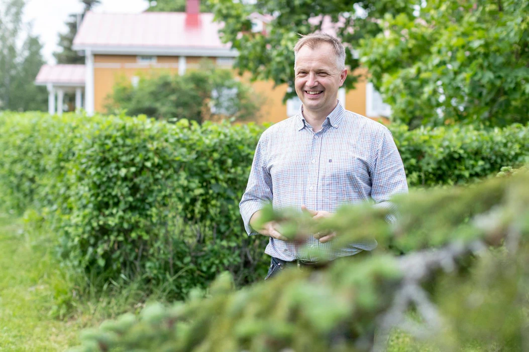 Sauli Brander uskoo, että oikeilla keinoilla mahdollistetaan kestävämpien viljelymenetelmien käyttöönottoa: ”Tarvitaan lisää tutkimusta ilmastoystävällisestä viljelystä. Myös tiedonvaihtoa niin viljelijöiden kesken kuin maataloustuottajien ja -teollisuuden välillä täytyy tukea. Lisäksi viljelijät tarvitsevat taloudellista tukea investointeihin."