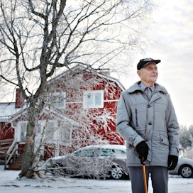 Tauno Tikkanen joutui nuorena miehenä koviin paikkoihin talvi- ja jatkosodissa. Sodan jälkeen hänet ylennettiin ylikersantiksi.