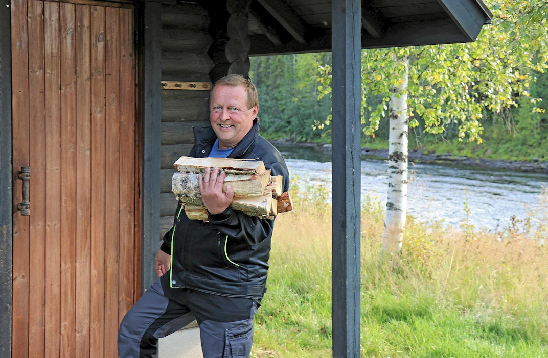 Syyskuussa lomasesonkiin valmistautunut Juhani Torvinen korostaa palvelun merkitystä, vaikkapa saunaan valmiiksi tuotuja puita, myös mökkivuokrauksessa. Erämökissä tosin monet haluaisivat tehdä itse kaikki työt veden ja puiden kannosta alkaen, sillä se poikkeaa tyystin kotioloista