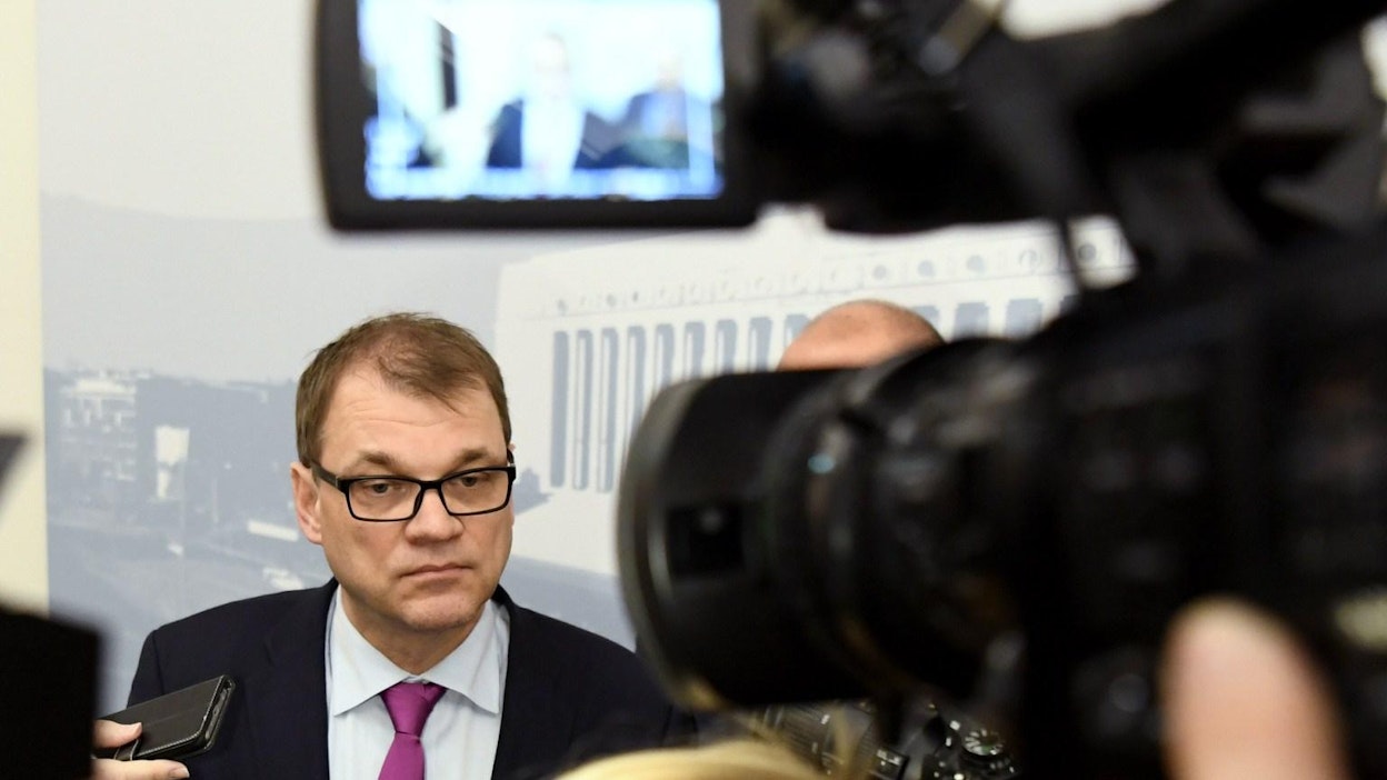 Pääministeri Juha Sipilä (kesk.) vastaili toimittajien kysymyksiin eduskunnassa. LEHTIKUVA / JUSSI NUKARI