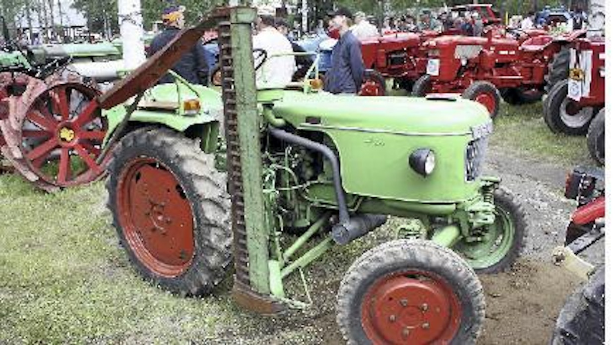 Fendt Fix on vuonna 1958 esitelty pientraktori, jota tehtiin joko ilma- tai nestejäähdytteisellä MWM-moottorilla varustettuna. Molemmissa versioissa oli 1040-kuutionen, 1-sylinterinen ja 15-hevosvoimainen moottori sekä 6-nopeuksinen vaihteisto. Fendtin maahantuontia yrittivät 50-luvulla mm. Veho ja Berner, mutta siitä ei tullut valmiimpaa. Fixin tulemisen aikoihin hankkeista oli jo luovuttu. Tämä kone on haettu hiljattain Saksasta. (Oulainen)
