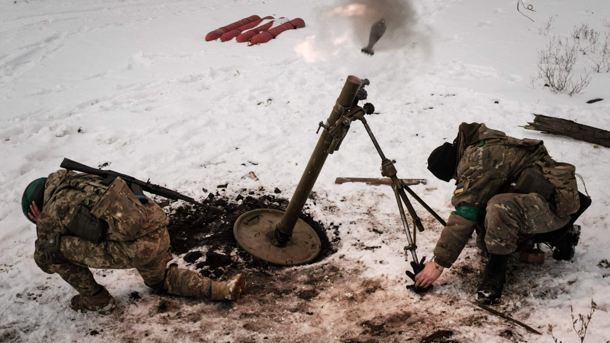 Ukrainan ammustilanteen arvioidaan olevan huono, mikä voi pahimmillaan viedä maan yhä pahempiin vaikeuksiin puolustussodassa. Kuva Bahmutista helmikuun puolivälistä. LEHTIKUVA/AFP.