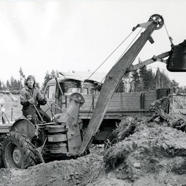 Temmes-kaivurin valmistus jatkui vuoteen 1965 asti. Kaivuria uudistettiin viimeisiin vuosiin saakka ja siitä tehtiin parannetut muunnokset Temmes Kymppi ja Temmes 65. Kympissä käytettiin kuvassa näkyvää hieman taitettua pääpuomia.