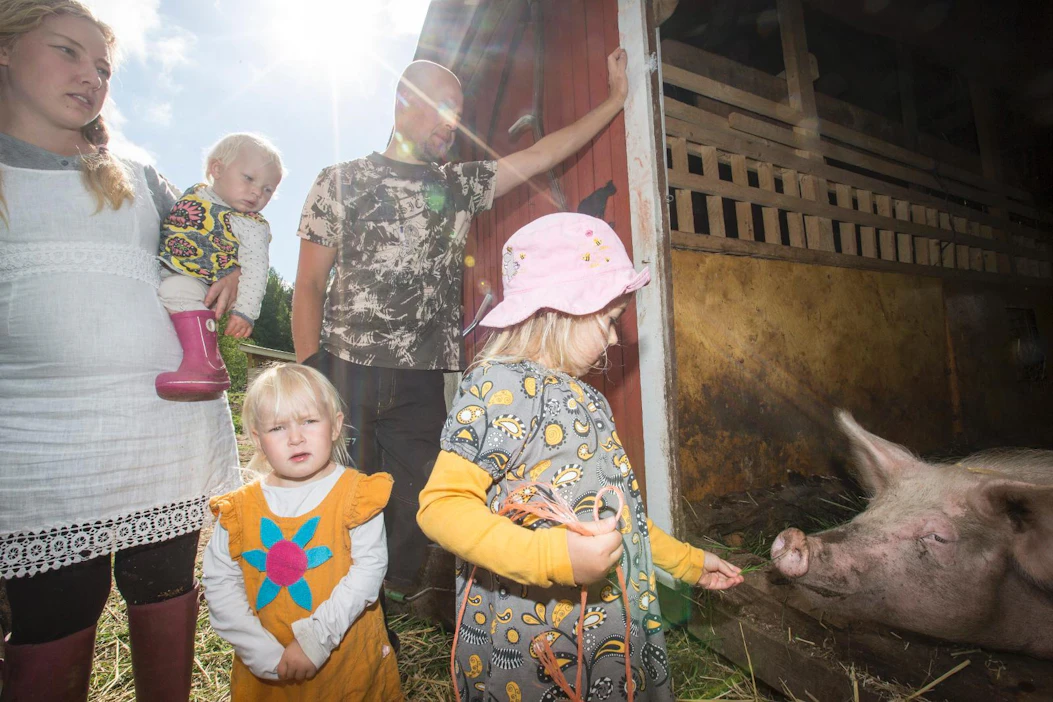Tia ja Joonas Mustajärven mukana ruokintatouhuissa kulkevat lapset Veera, Minea ja Ronja.
