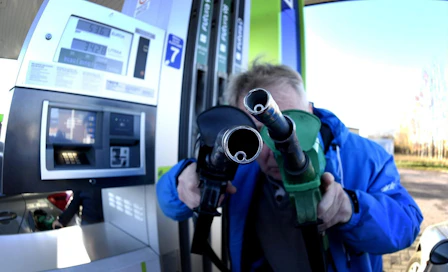 Bensiinin hintaan vaikuttavat muun muassa kesän aiheuttama kysynnän nousu, raakaöljyn hinta, paikallinen kilpailu ja euron kurssi suhteessa dollariin. LEHTIKUVA / MARTTI KAINULAINEN
