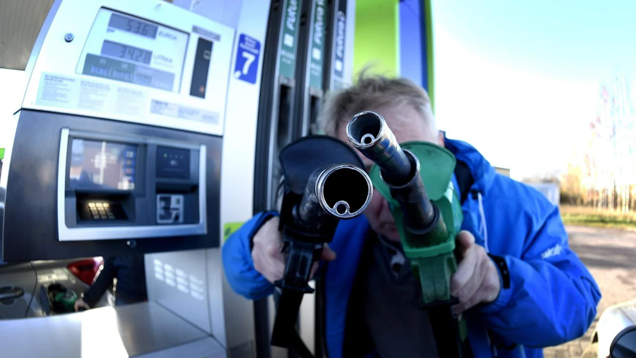 Bensiinin hintaan vaikuttavat muun muassa kesän aiheuttama kysynnän nousu, raakaöljyn hinta, paikallinen kilpailu ja euron kurssi suhteessa dollariin. LEHTIKUVA / MARTTI KAINULAINEN