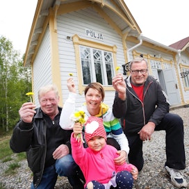 Juna ei enää pysähdy Pöljän pysäkillä, mutta kyläyhdistys on remontoinut aseman kylätaloksi. Kuvassa Pekka Rautiainen, Reijo Nuutinen sekä Eija Savolainen tyttärensä Ellin kanssa.