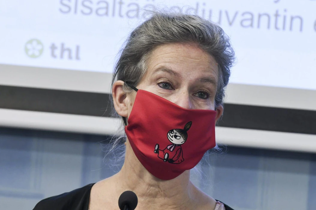 THL:n ylilääkäri Hanna Nohynek sosiaali- ja terveysministeriön ja Terveyden ja hyvinvoinnin laitoksen yhteisessä koronatilannekatsauksessa Helsingissä marraskuussa.