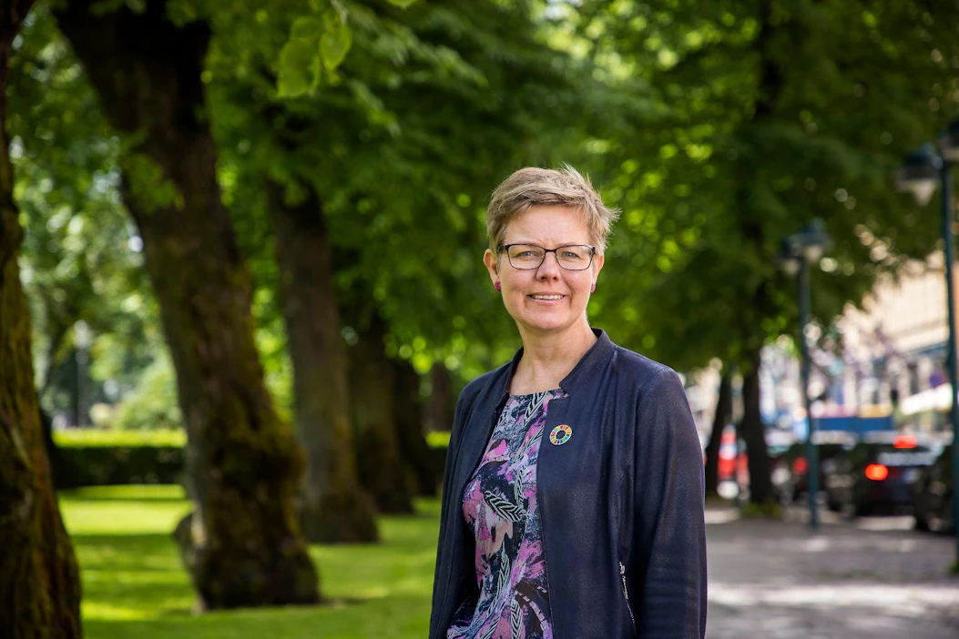 Ministeri huomauttaa, että hyvätkään lupaukset eivät auta, jos toimeenpano jää puolitiehen.