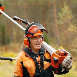 Reijo Anttila sai joululahjaksi &quot;juhlapuvun&quot; – uudet metsurin työhaalarit.