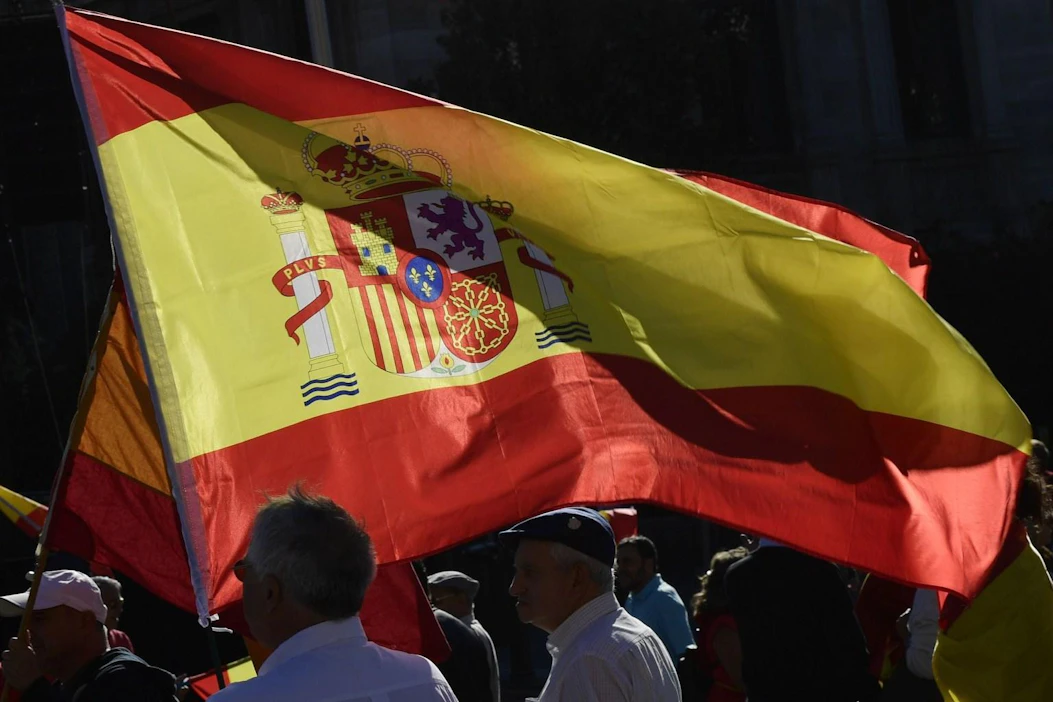 Madridissa Espanjan liput liehuvat, kun maan yhtenäisyyttä kannattavan mielenosoituksen osallistujat ovat koolla. LEHTIKUVA/AFP