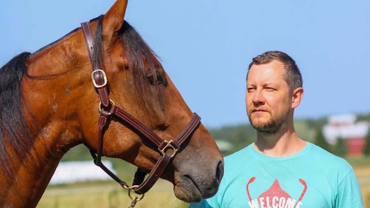 Elmo Niskasaari viihtyy säännöllisesti omistamansa Enter Mayweatherin surassa Lumijoella Mari Leinosen tallilla: "Meistä on tullut hyviä kavereita." Hän käy ruunallaan treenilenkeilläkin viikottain.