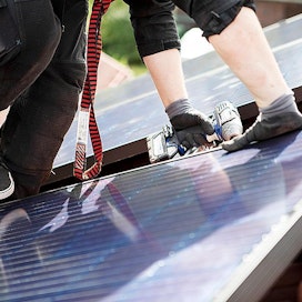 Laajamittaiselle aurinkopaneelien kierrätykselle tulee Suomessa tarvetta noin 15 vuoden päästä, sanoo Suomen Aurinkoenergiayhdistyksen puheenjohtaja Markus Andersén. Arkistokuvassa asennetaan aurinkopaneelia.