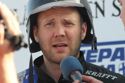 Juuso Holttisen talli sai mielenkiintoisen lisän 5-vuotiaasta sukuruuna Blue Max Innistä. Tallin tähtiin kuuluva Piteraq lähtee keskiviikkona kaatamaan "karhua" eli Credit To Lovea.