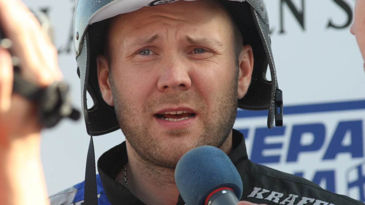 Juuso Holttisen talli sai mielenkiintoisen lisän 5-vuotiaasta sukuruuna Blue Max Innistä. Tallin tähtiin kuuluva Piteraq lähtee keskiviikkona kaatamaan "karhua" eli Credit To Lovea.