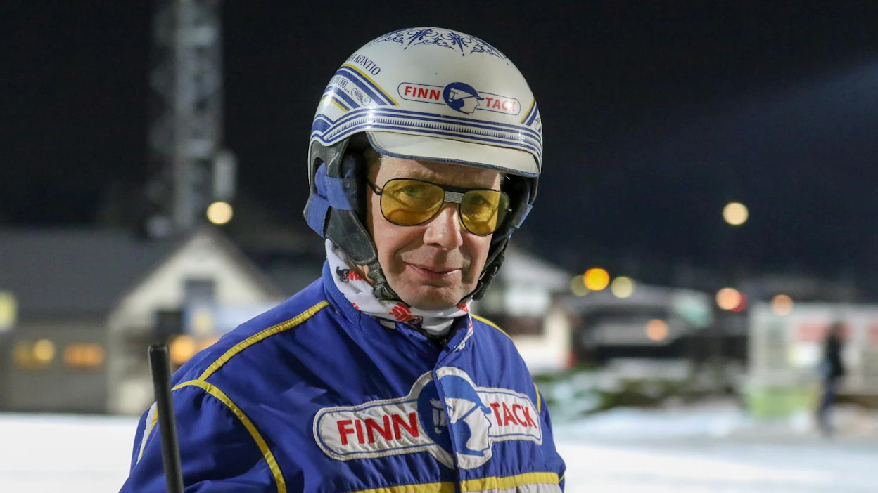 Jorma Kontio on Solvallan ajajaliigan 2018 kakkosena, ja hän ohjastaa edelleen suurta osaa Timo Nurmoksen valmennettavista. Tiistaina tuli tikku Nurmoksen tallin Lars Ingman Oy:n omistamalla Hachiko De Veluwella, jonka isoveli on kuuluisa Brad.