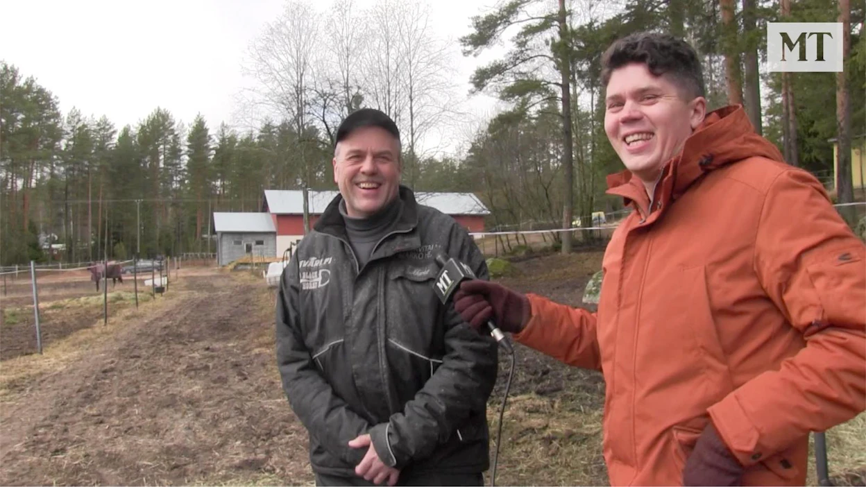Toimittaja Lauri Hyvönen (oikealla) haastattelee tämänkertaisessa MT Ravien lähetyksessä Marko Heikaria.