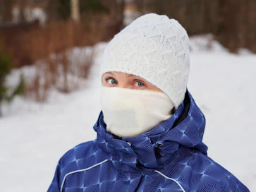 Itse tehdyt kangasmaskit suojaavat yhtä hyvin kuin huivi tai se, että yskii hihaan.