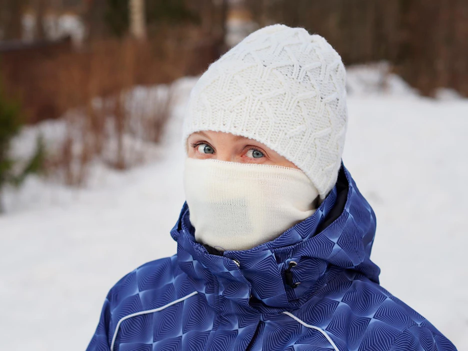 Itse tehdyt kangasmaskit suojaavat yhtä hyvin kuin huivi tai se, että yskii hihaan.