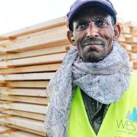 Etiopialainen pienviljelijä Admitew Testaye Alemun tutustui Suomen-matkallaan muun muassa Westaksen sahaan Koski TL:ssä.
