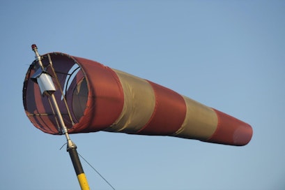 Kovat tuulet puhaltavat tänään osassa Suomea. Puuskat voivat kaataa puita ja aiheuttaa lyhyitä sähkökatkoja.