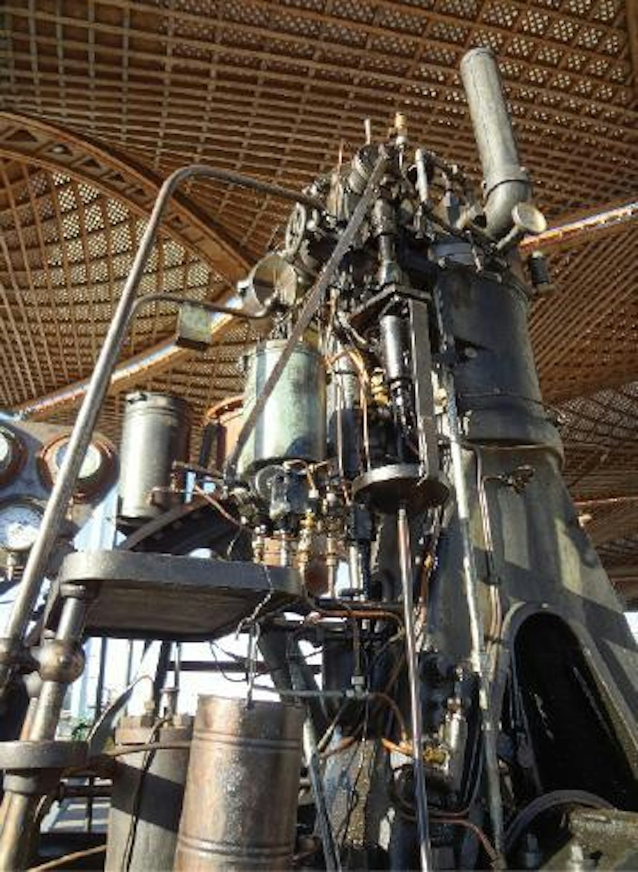 Agritechnica-näyttelyn yhteyteen oli Rudolf Dieselin muistoksi kerätty vanhoja dieselkäyttöisiä autoja ja traktoreita teemalla ”100 vuotta tehokkuutta”. Kuvassa on yksi maailman vanhimmista dieselmoottoreista. (JL)