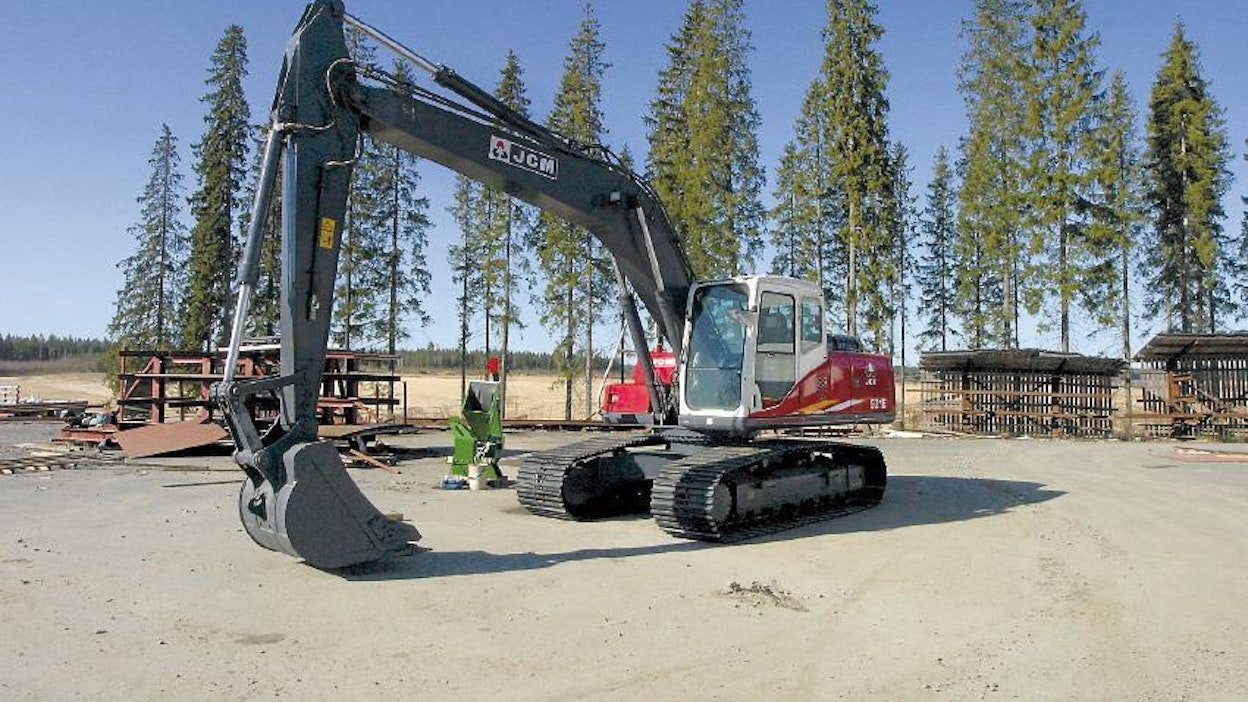 JCM 921 E kaivukoneen työpainoksi ilmoitetaan 21 tonnia.