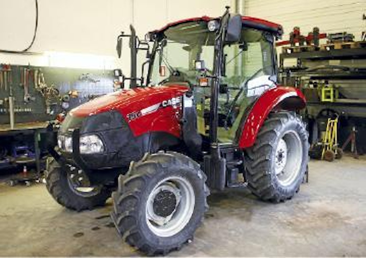 Case-traktoriedustus ja huolto ovat Horsens Maskinerin päätuotteita. Kuvan traktorit ovat juuri luovutushuollossa.