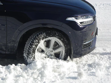 Nelivetoinen auto lähtee kaksivetoista paremmin liikkeelle lumessa, mutta liika nopeus kostautuu.