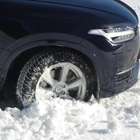 Nelivetoinen auto lähtee kaksivetoista paremmin liikkeelle lumessa, mutta liika nopeus kostautuu.