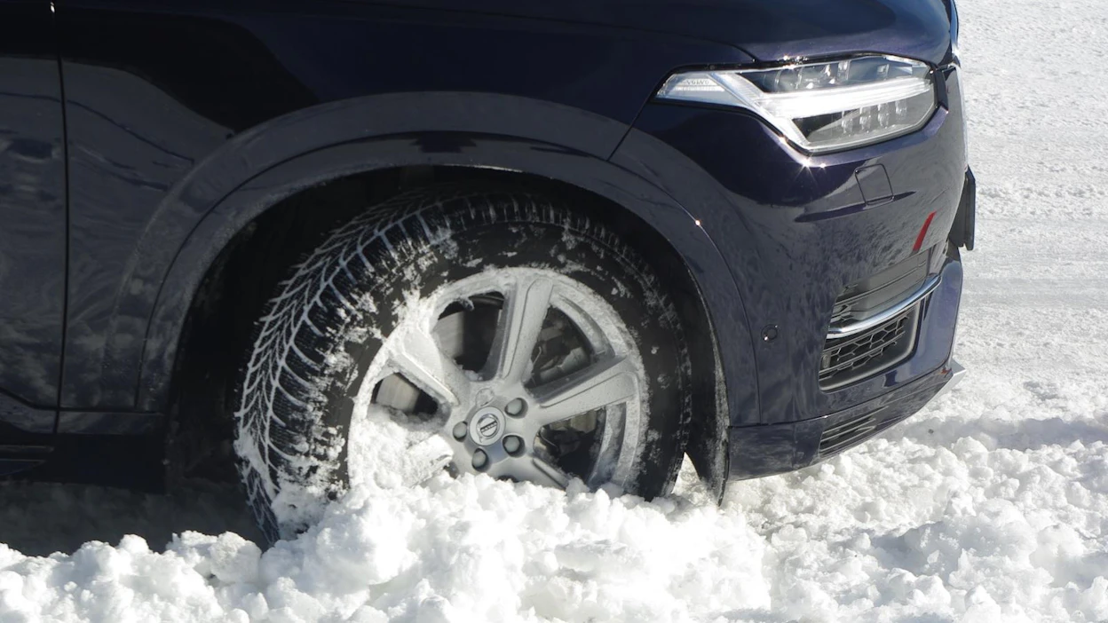 Nelivetoinen auto lähtee kaksivetoista paremmin liikkeelle lumessa, mutta liika nopeus kostautuu.